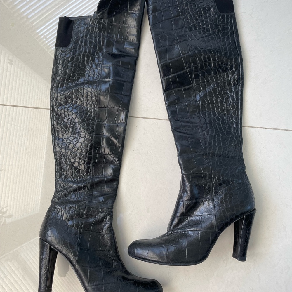AmiZing and sexy Stuart weitzman booths